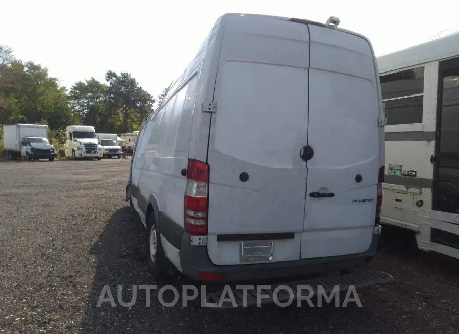 MERCEDES-BENZ SPRINTER CARGO VANS 2015 vin WD3PE8DB5FP132921 from auto auction Iaai