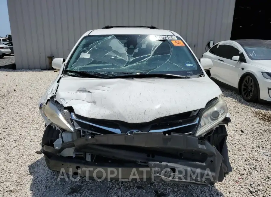 TOYOTA SIENNA LE 2018 vin 5TDKZ3DC3JS958603 from auto auction Copart