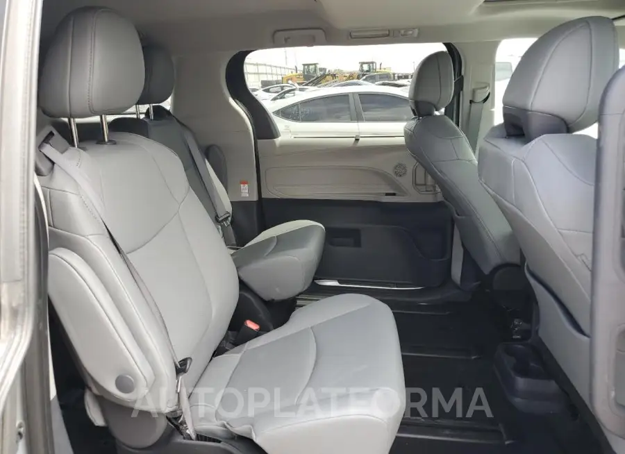 TOYOTA SIENNA XLE 2024 vin 5TDJRKECXRS201987 from auto auction Copart