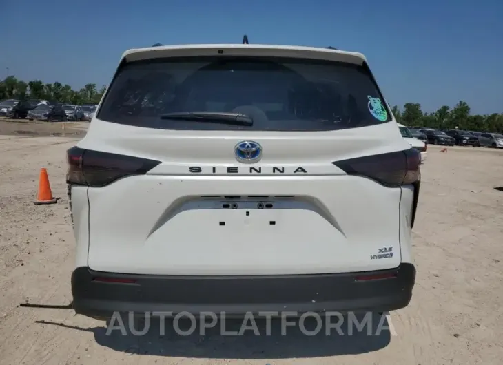 TOYOTA SIENNA XLE 2024 vin 5TDYRKEC8RS180491 from auto auction Copart