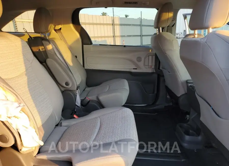 TOYOTA SIENNA LE 2021 vin 5TDKRKECXMS002287 from auto auction Copart