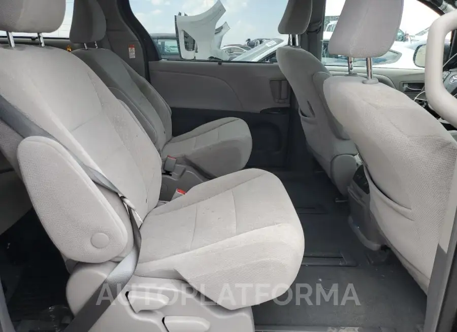 TOYOTA SIENNA LE 2019 vin 5TDJZ3DC8KS227856 from auto auction Copart